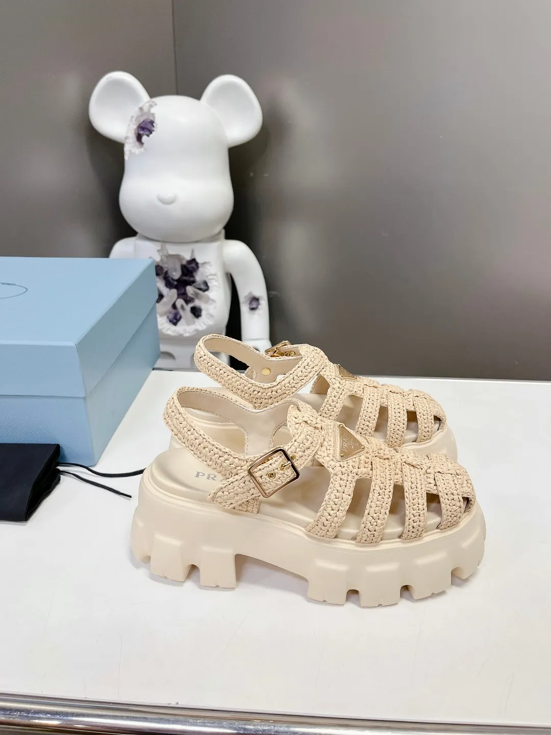 👟👟Ex-factory price 640👟👟 Straw 2023 exclusive version super hot🎊🎊🎊hot prada Prada cage shoes sawtooth Roman braided thick-soled rubber sandals retro fashionable and avant-garde gear teeth 55mm Thick-soled soles, the upper perfectly restores the original craftsmanship, and is made of purely hand-woven uppers. The cost is extremely high, making the whole pair of shoes light and comfortable, full of holiday feel, and bright colors 💐💐💐💐 to satisfy a variety of choices for fashionable people with different styles! The iconic metal triangle logo is paired with the shape of ancient beach sandals. Every design element is fashionable! Code number 35-40